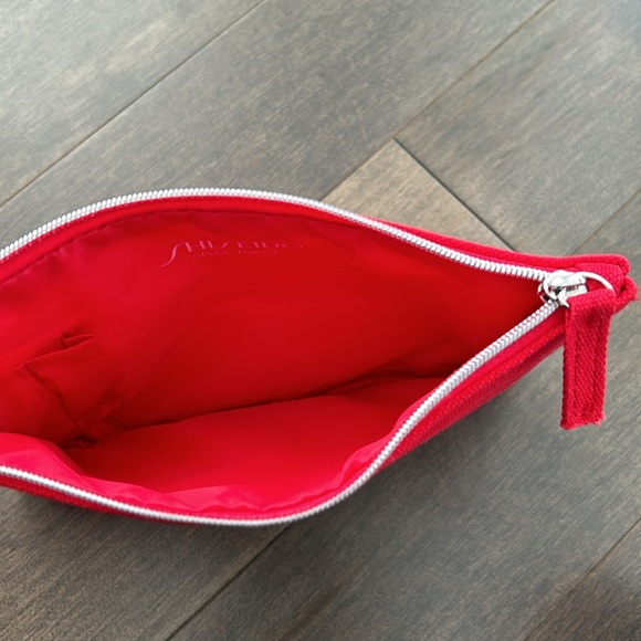 SHISEIDO Face Cleansing Massage Brush, Skincare Tools, Bonus Red Zip Travel Bag - Picture 7 of 9